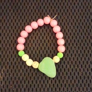 Green shell pattern bracelet